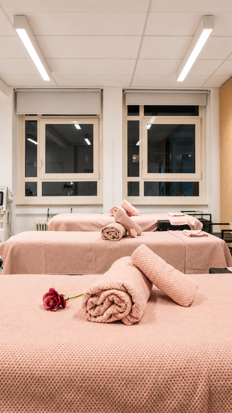 Cabines de soins en soirée, linge rose et serviettes roulées