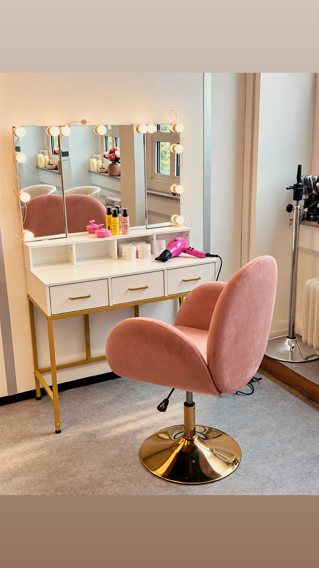 Poste maquillage avec miroir à ampoules et fauteuil rose
